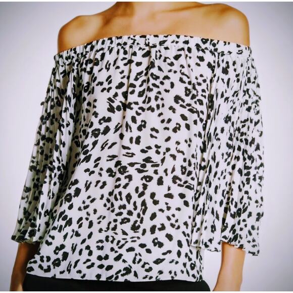 Vince Camuto EUC Animal Snow leopard Whispers Bell Sleeve Blouse Medium black - Picture 1 of 17
